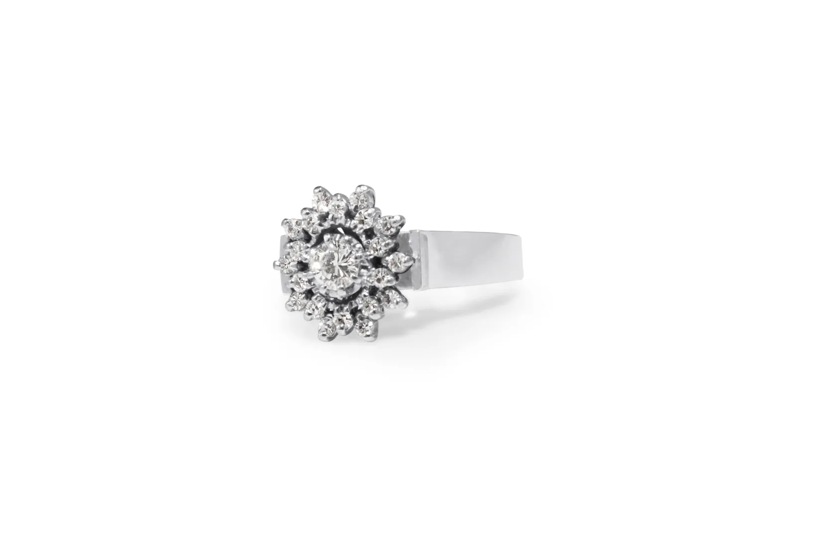 18ct White Gold Vintage Cluster Ring
