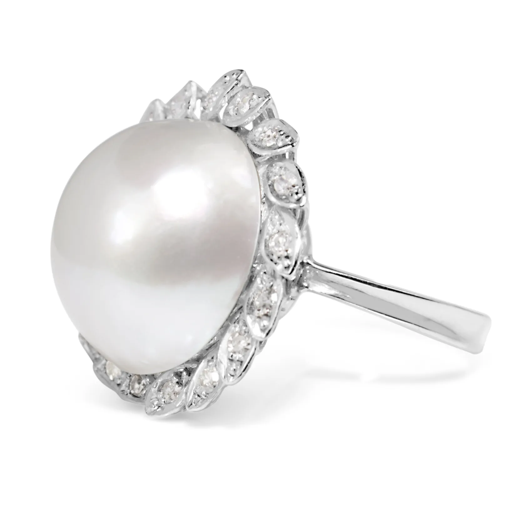 18ct White Gold Vintage Mabé Pearl and Diamond Ring
