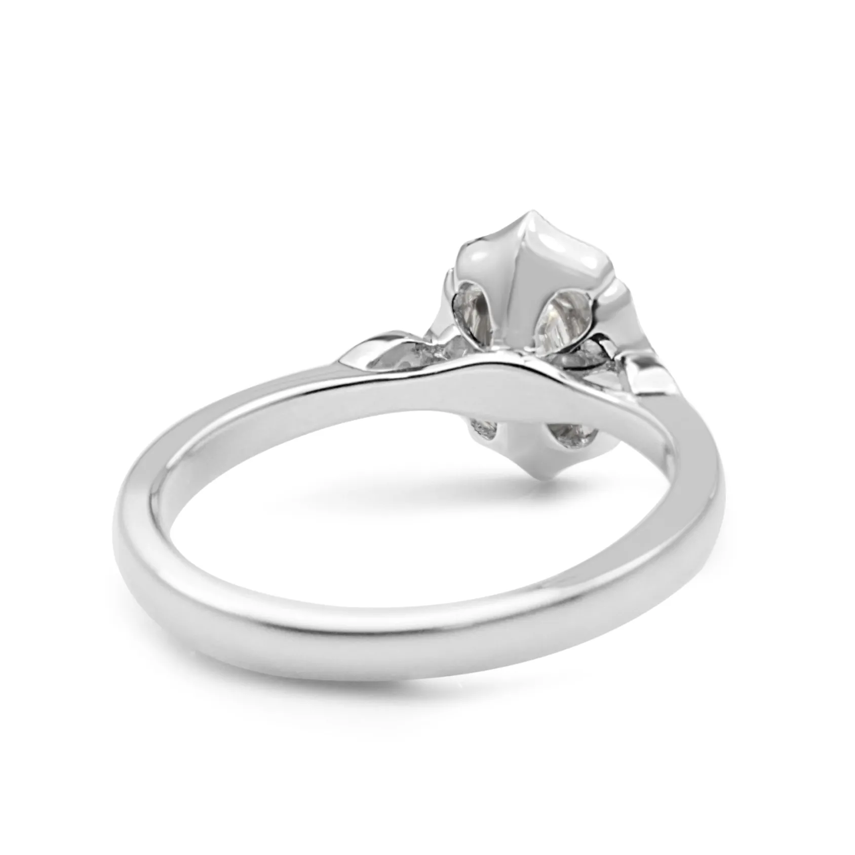 18ct White Gold Vintage Style Oval Diamond Ring