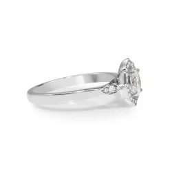 18ct White Gold Vintage Style Oval Diamond Ring