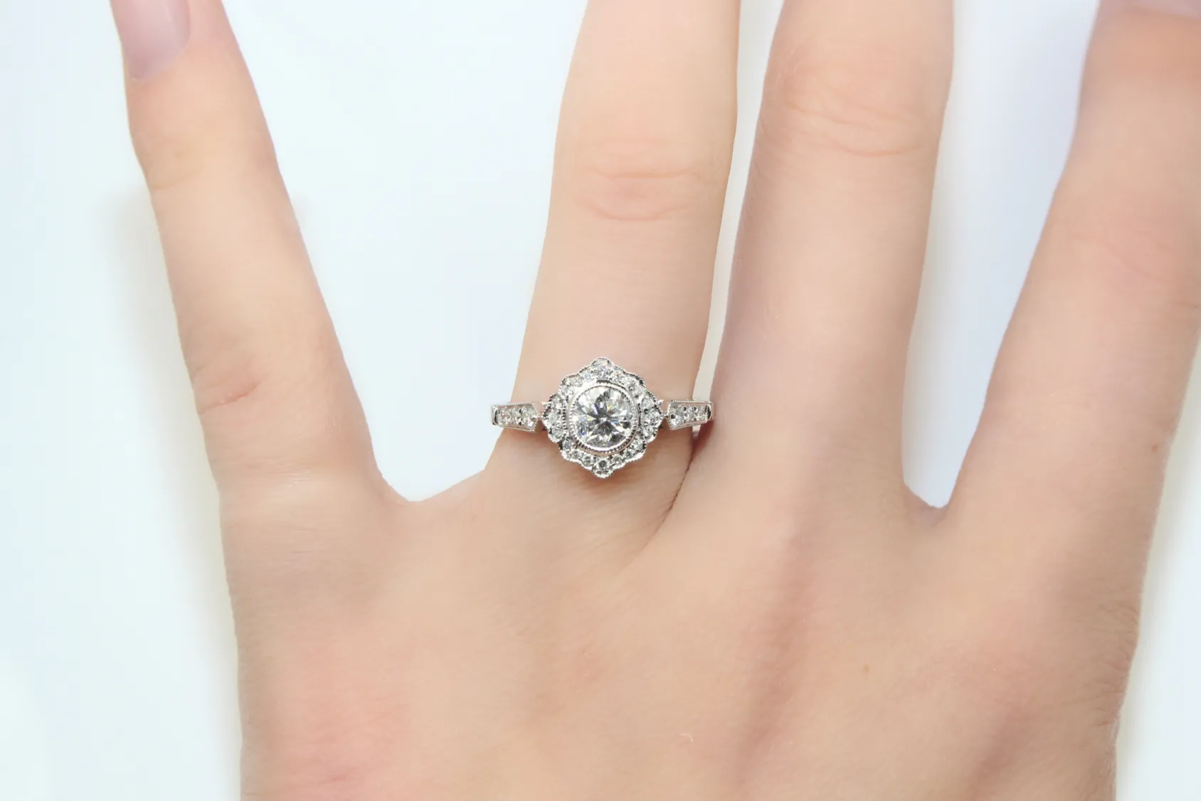 18ct White Gold Vintage Style Diamond Ring