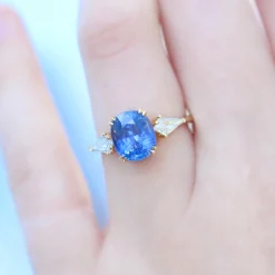 18ct Yellow Gold Cornflower Blue Sapphire and Kite Diamond 3 Stone Ring