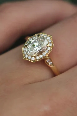 18ct Yellow Gold Oval Vintage Style Halo Ring