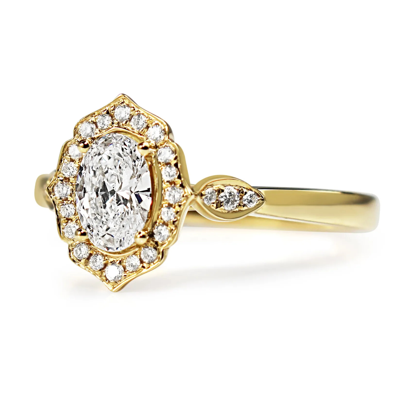 18ct Yellow Gold Vintage Style Oval Halo Ring