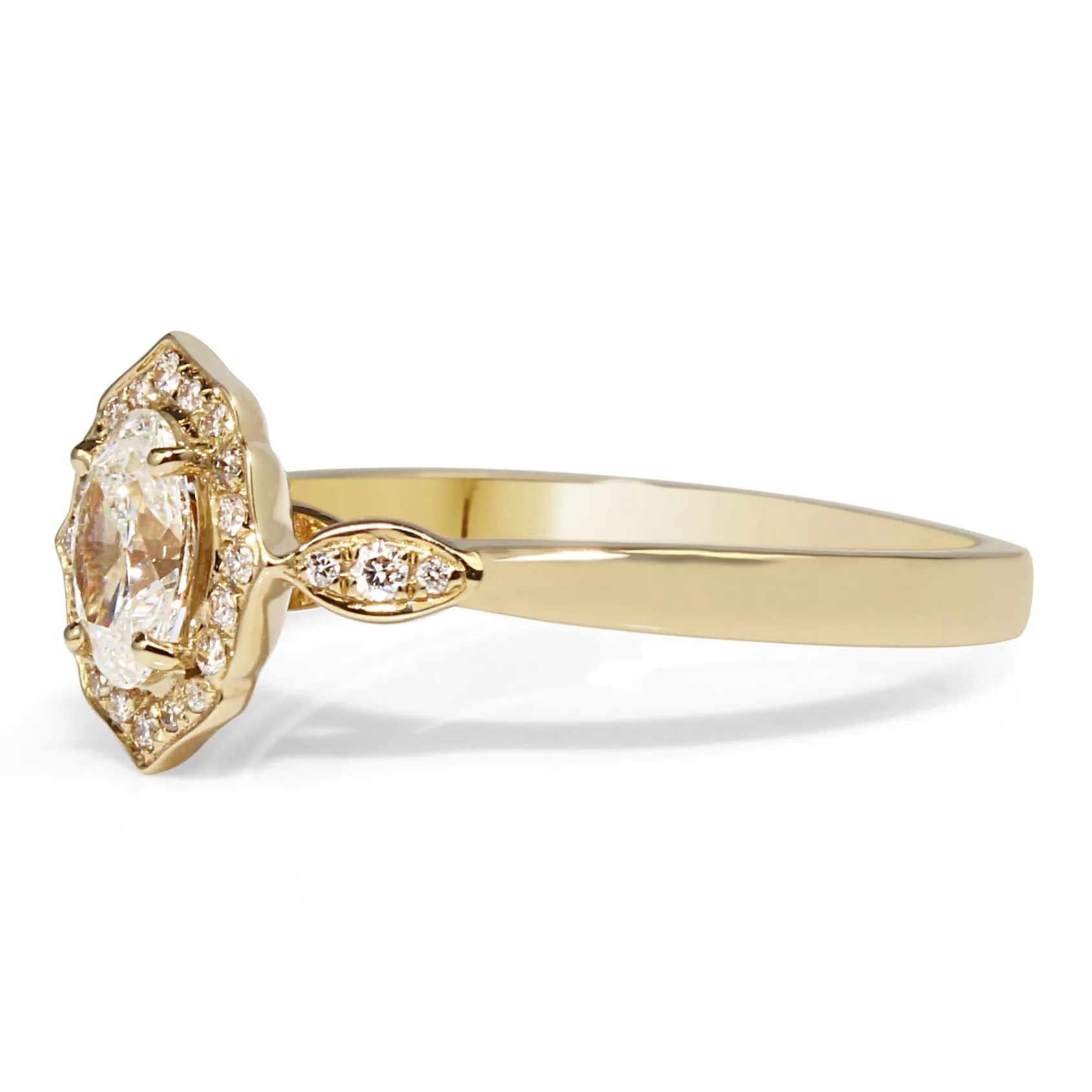 18ct Yellow Gold Vintage Style Oval Halo Ring