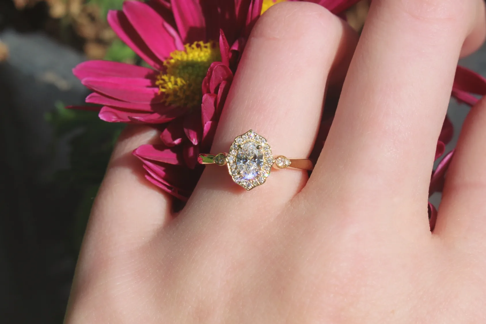 18ct Yellow Gold Vintage Style Oval Halo Ring